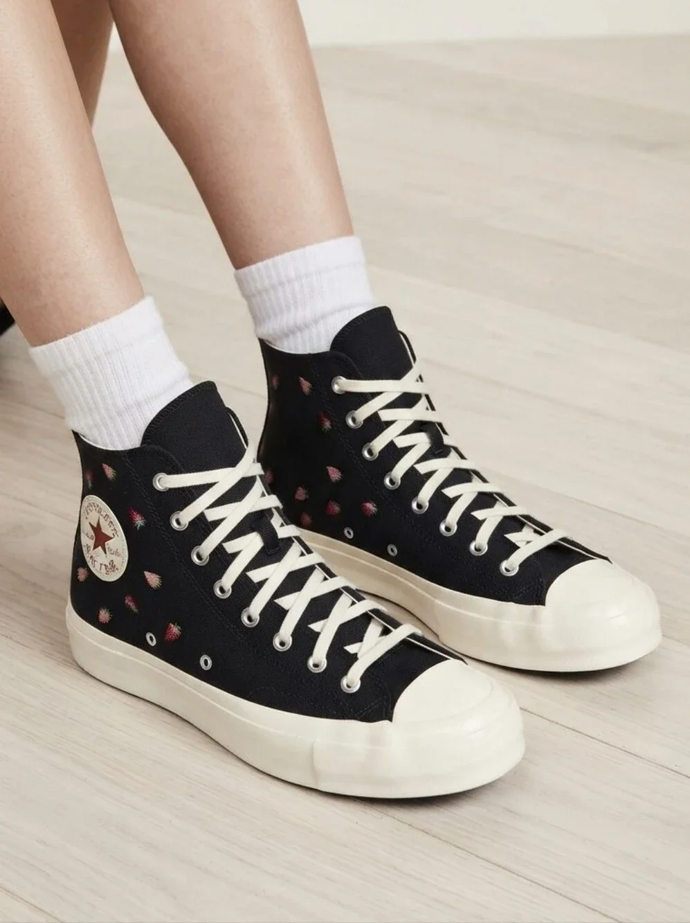 Canverse High-Top Sneakers Strawberry Embroidery Black Size 7
